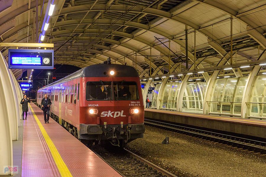 SN84-001 "Mucha" jako poc. TLK 63106 "Szczeliniec" (Jelenia Góra - Kraków Główny) początkowo opóźniony kilka minut w Prudniku, a tutaj przyjechał sporo przed czasem - Gliwice - ten skład mnie przywiózł