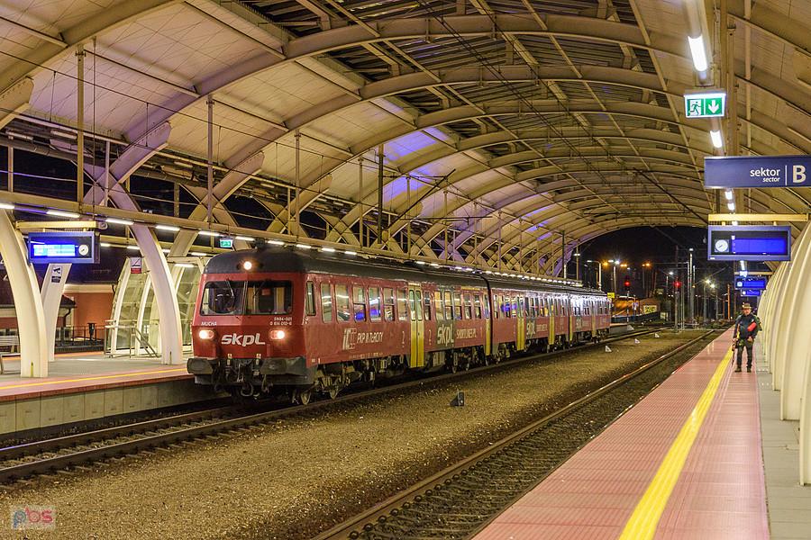 SN84-001 "Mucha" jako poc. TLK 63106 "Szczeliniec" (Jelenia Góra - Kraków Główny) początkowo opóźniony kilka minut w Prudniku, a tutaj przyjechał sporo przed czasem i pozwolił mi na ujęcie także z sąsiedniego peronu - stacja Gliwice - ten skład mnie przyw
