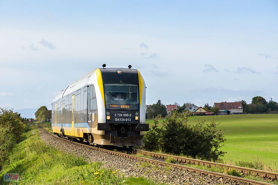 SA134-013 jako poc. osobowy Regio-46623 (Kędzierzyn-Koźle - Brzeg) mija wieś Bykowice, linia D29-288.