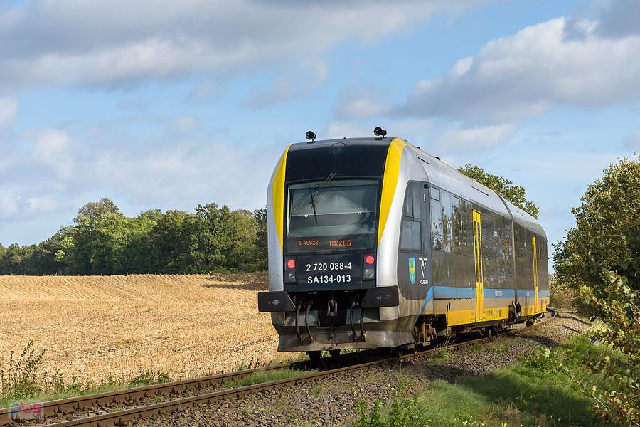 SA134-013 jako poc. osobowy Regio-46623 (Kędzierzyn-Koźle - Brzeg) mija pogranicze wsi Bykowice, Strobice i Goszowice.