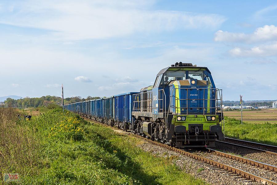 ST48-053 wraz z ST44-1242 znajdującym się na końcu prowadzą ładowny skład węglarek na szlaku linii D29-137: Goświnowice - Nysa, mijając pogranicze Sękowic i Nysy.