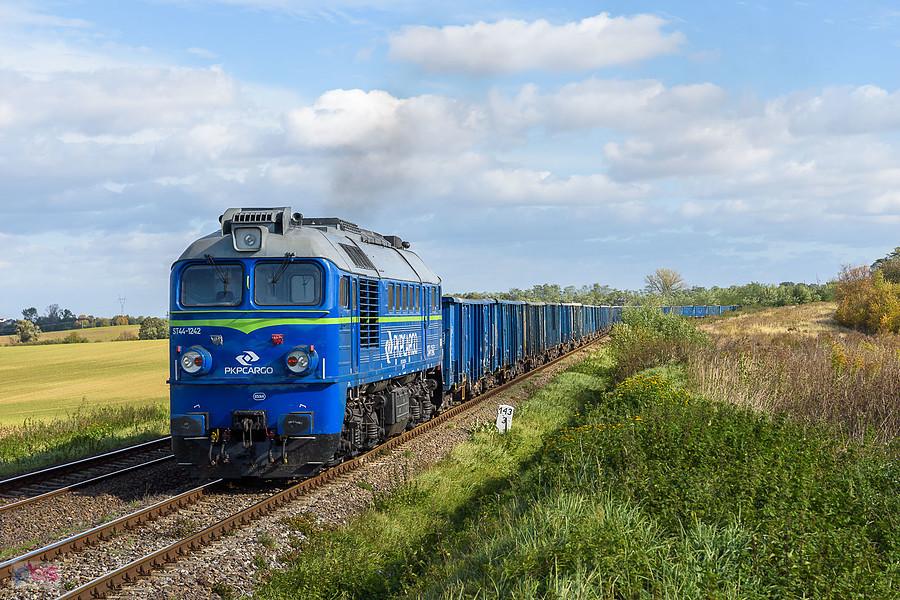 ST44-1242 jako popychacz składu prowadzonego przez ST48-053, szlak: Goświnowice - Nysa, linia D29-137.