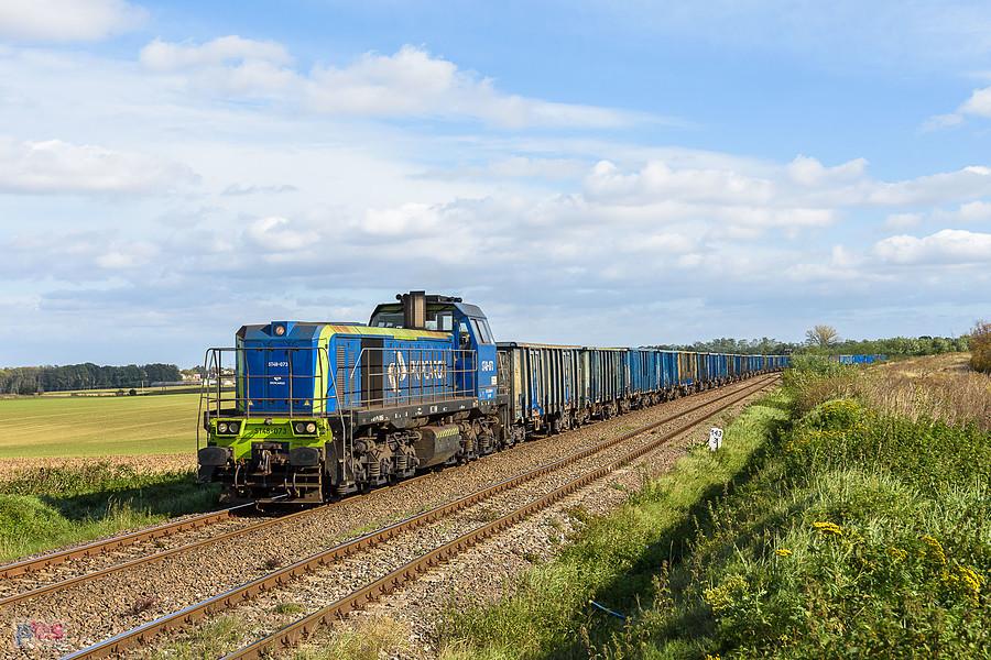 ST48-073 na szlaku linii D29-137: Nysa - Goświnowice prowadzi próżny skład węglarek, mijając pogranicze Sękowic i Nysy.