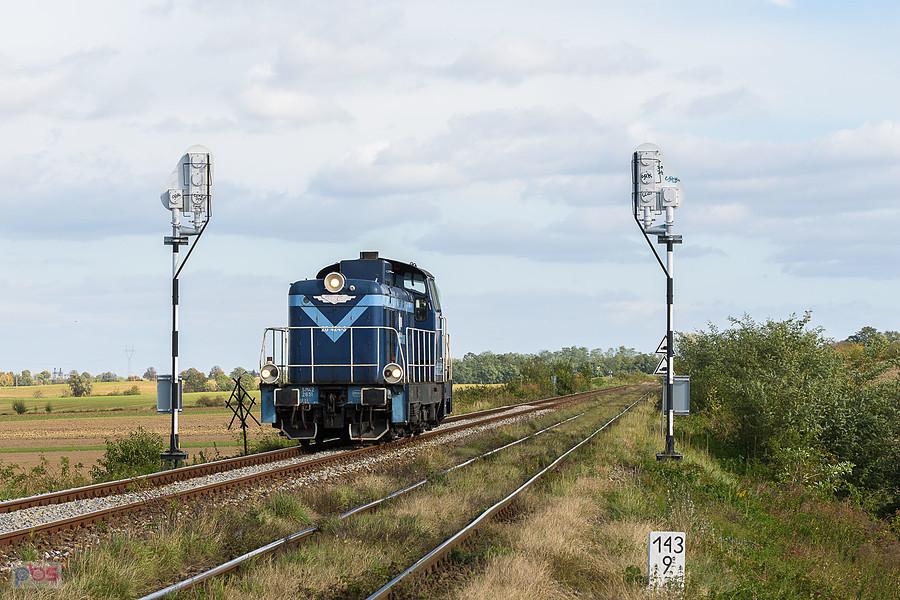 SM42-2651 jedzie szlakiem linii D29-137: Nysa - Goświnowice, mijając pogranicze Sękowic i Jędrzychowa.