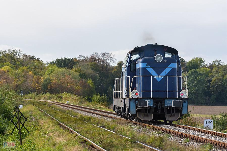 SM42-2651 jedzie szlakiem linii D29-137: Nysa - Goświnowice, mijając pogranicze Sękowic i Jędrzychowa.