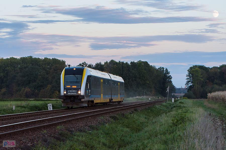 Szlak: Prudnik - Nowy Świętów, linia D29-137. SA134-013 jako poc. Regio 46627 relacji: Kędzierzyn-Koźle - Brzeg mija obrzeża wsi Łąka Prudnicka.