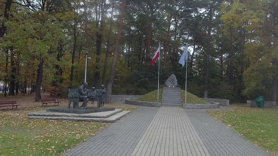 "Dziadek" z córkami w Sulejówku