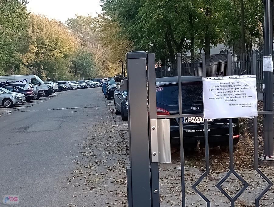 Ostatni przejazd Strońską. Od jutra zamykają parking, czytaj ulicę. Mamy bzika na punkcie ogradzania, odgradzania, zagradzania