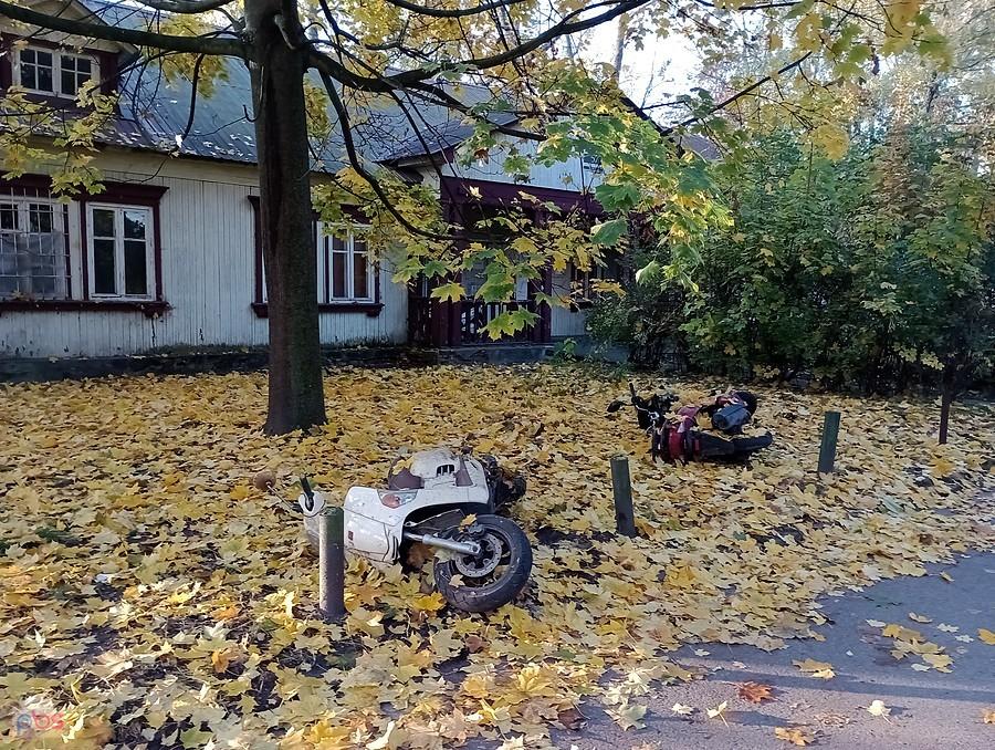 Jesienne skutery na osiedlu Przyjaźń