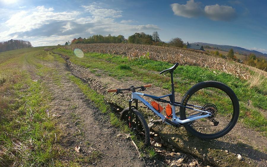 Ruszam w góry. Ujechałem kilometr i spotykam pierwszą w wielu kolein po powodzi