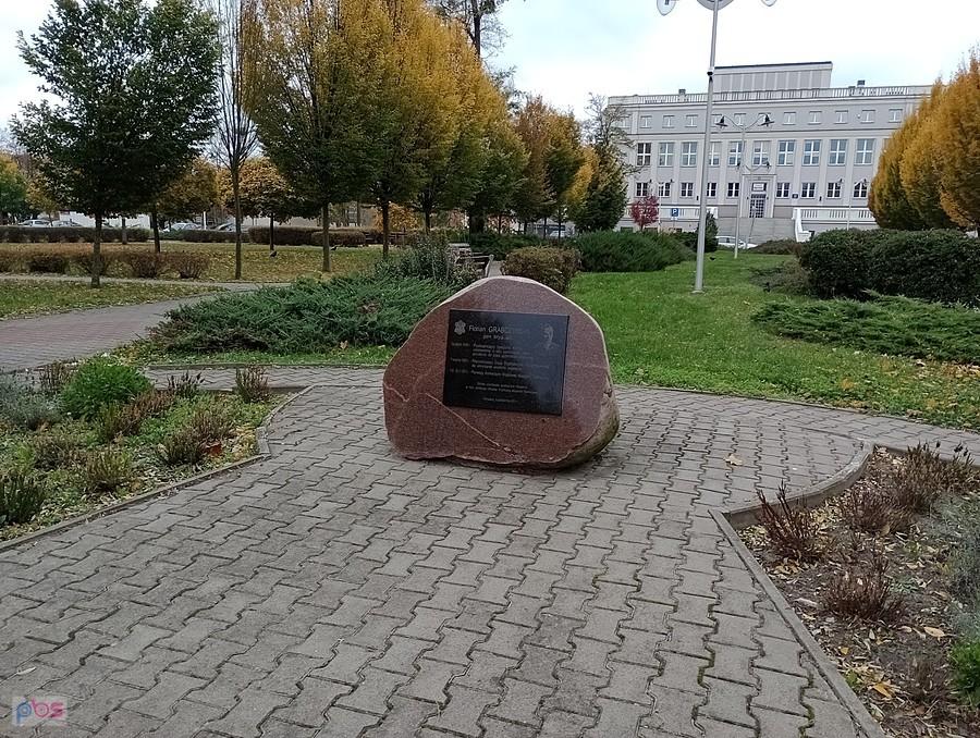 Kamień z tablicą upamiętniającą pierwszego komendanta WAT