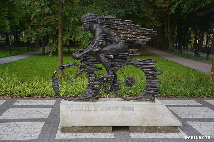 Pomnik miejscowego kolarza - Busko-Zdrój