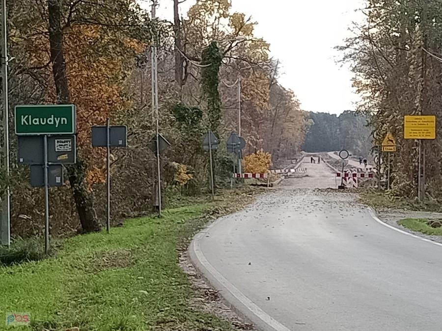 Zamknięta droga do Starych Babic, ale tu też już widać postęp prac