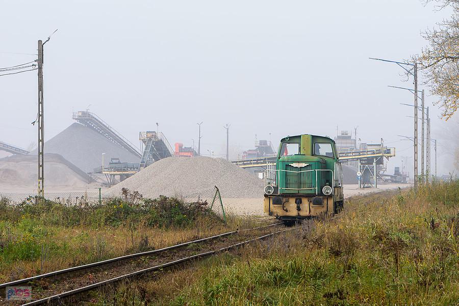 401Da-467 stoi na bocznicy Kopalni Surowców Mineralnych "BYCZEŃ", zakład Kopalnia Paczków.