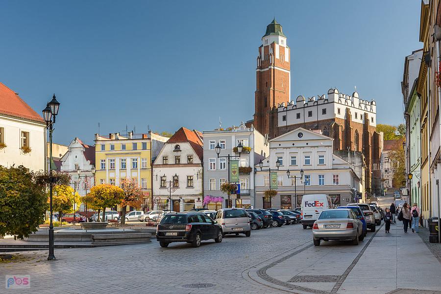Rynek w Paczkowie i spojrzenie na kościół Świętego Jana Ewangelisty