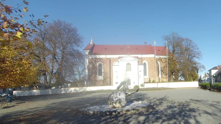 Być w Tarczynie i nie cyknąć jabłka na rynku>