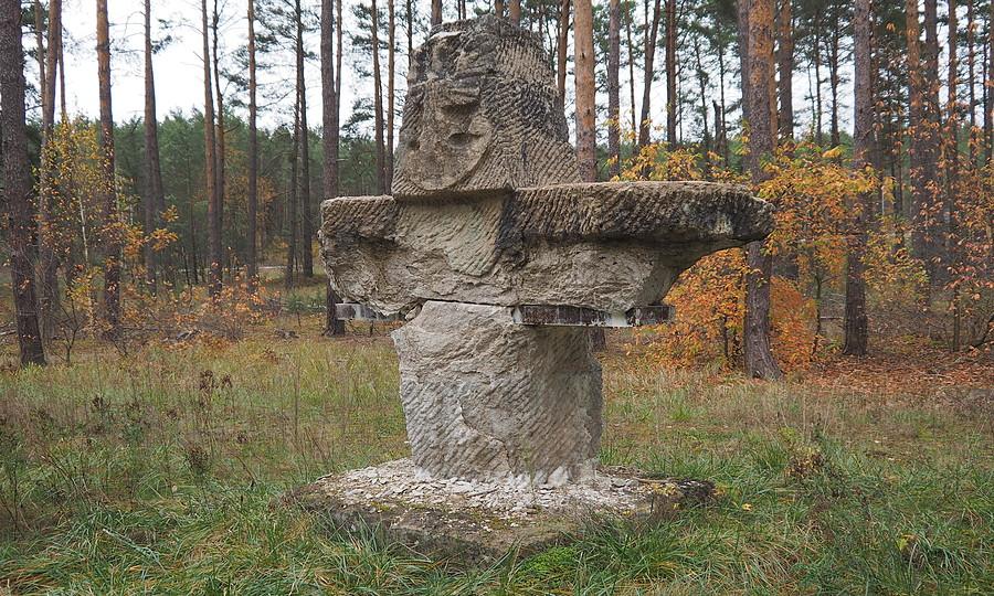 Zapomniany i niszczejący pomnik na trasie przemarszu jednostek przeciwlotniczych 2 AWP