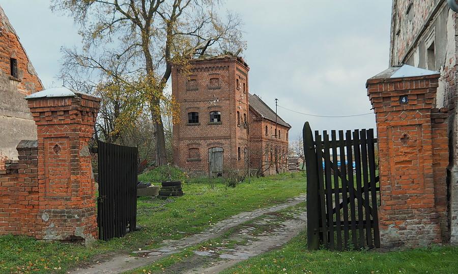 Niszczejący gołębnik z 4 ćw. XIX w.