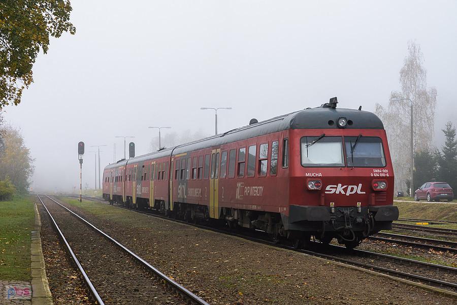SN84-001 "Mucha" jako poc. TLK 36106 "Szczeliniec" relacji: Kraków Główny - Jelenia Góra odjeżdża ze stacji w Paczkowie - ten skład przywiózł mnie na miejsce.