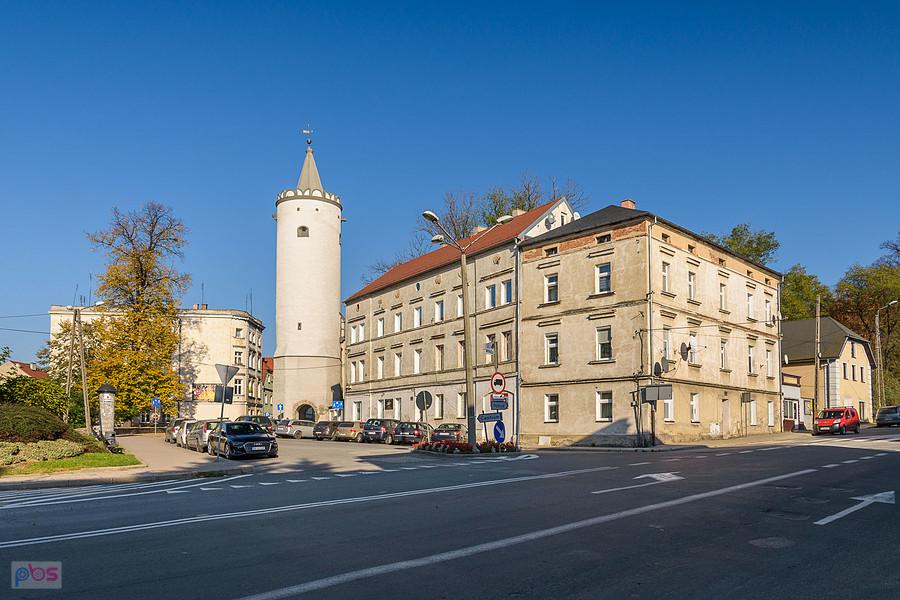 Paczków - Brama Kłodzka od strony ulic Henryka Sienkiewicza (po prawej) i ul. Ignacego Daszyńskiego