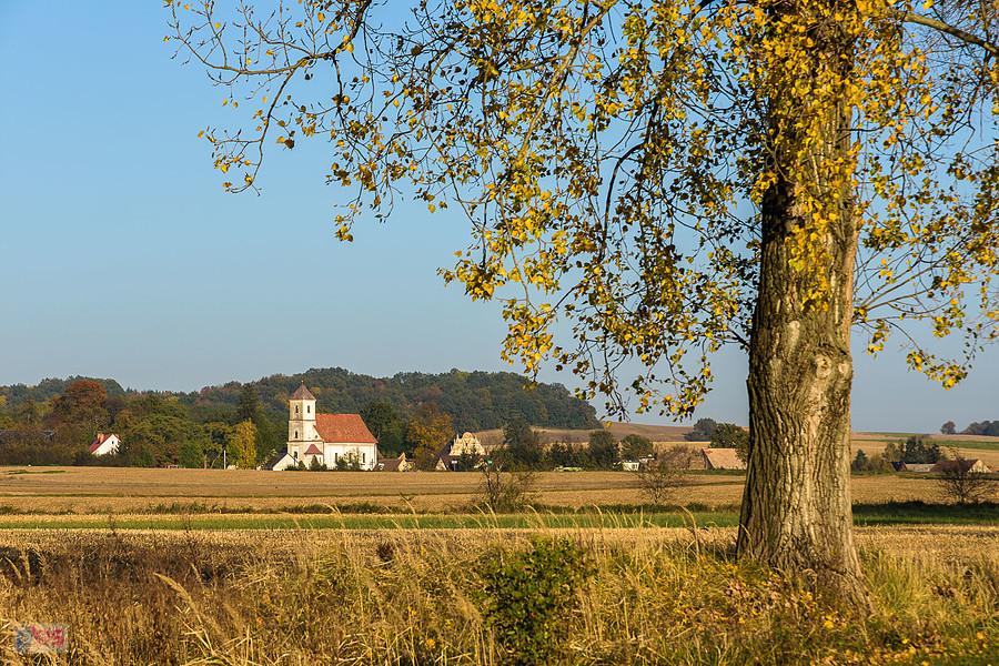 Pomianów Dolny, a w oddali Lubiatów oraz kościół Św. Wawrzyńca i Mikołaja