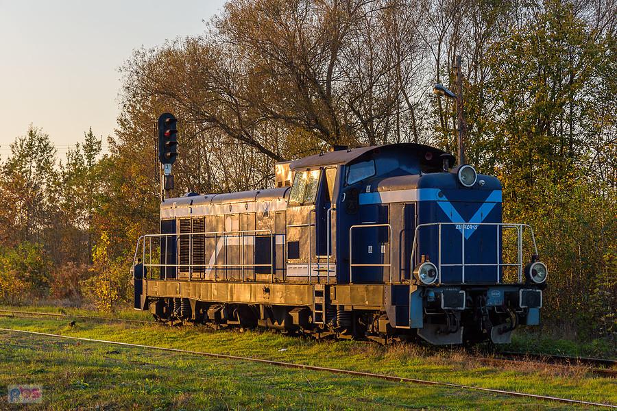 SM42-2651 stoi wygaszona na torze głównym dodatkowym stacji w Otmuchowie