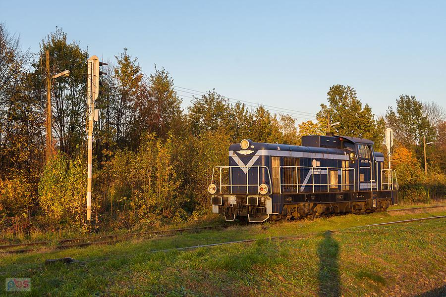 SM42-2651 stoi wygaszona na torze głównym dodatkowym stacji w Otmuchowie