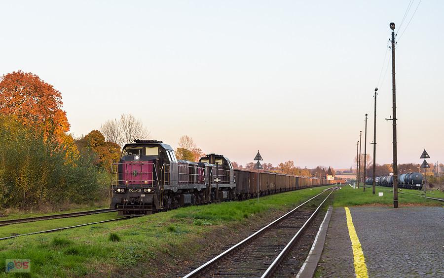 15D/A-121 i 15D/A-122 wjeżdżają od strony Goświnowic na tor główny dodatkowy stacji Otmuchów