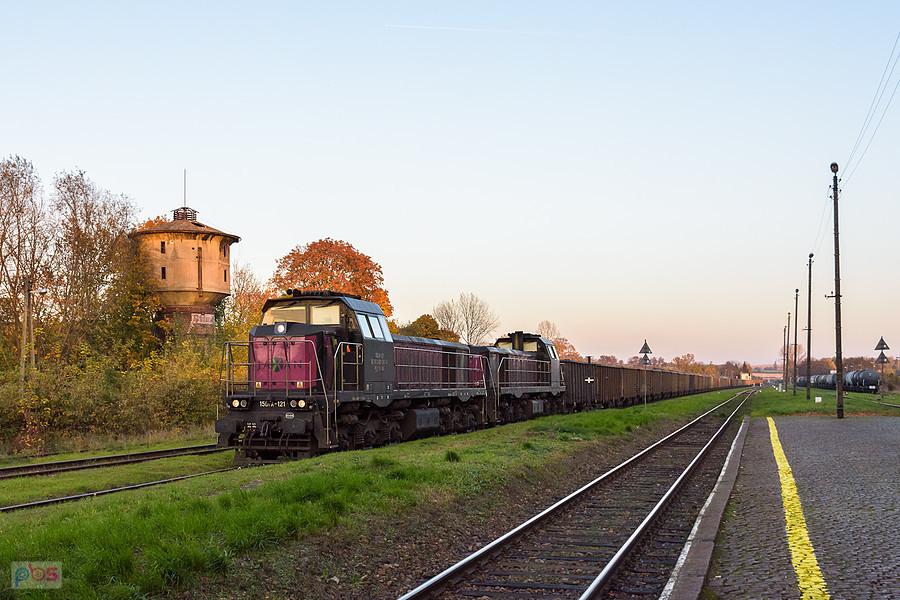 15D/A-121 i 15D/A-122 wjeżdżają od strony Goświnowic na tor główny dodatkowy stacji Otmuchów