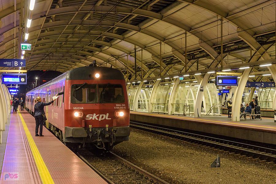 Spalinowy zespół trakcyjny SN84-001 "Mucha" jako poc. TLK 63106 "Szczeliniec" (Jelenia Góra - Kraków Główny) stoi przy gliwickim peronie - ten skład przywiózł mnie z Otmuchowa.