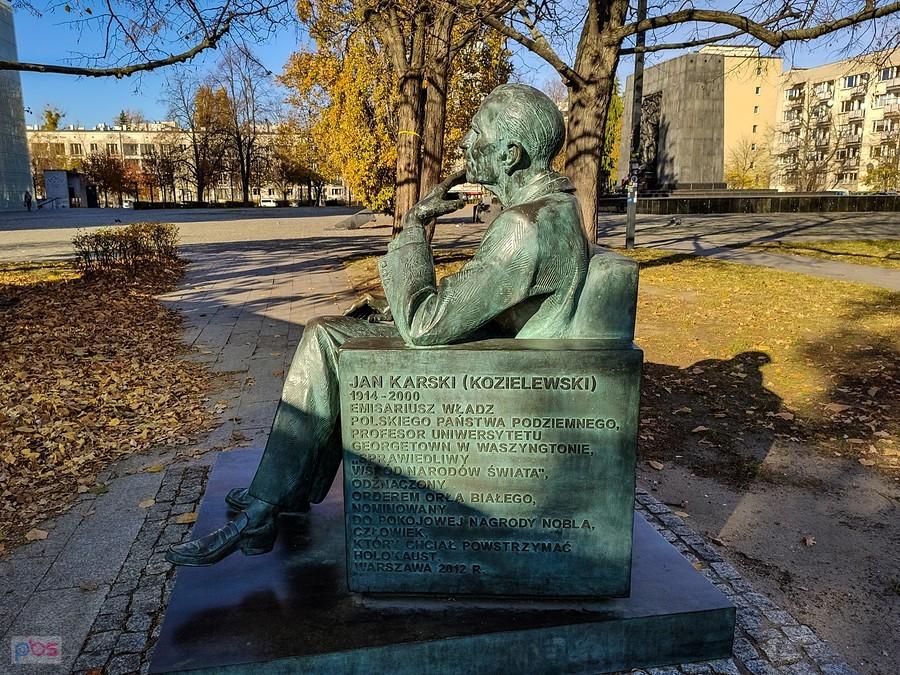 Jan Karski spogląda na gmach POLIN