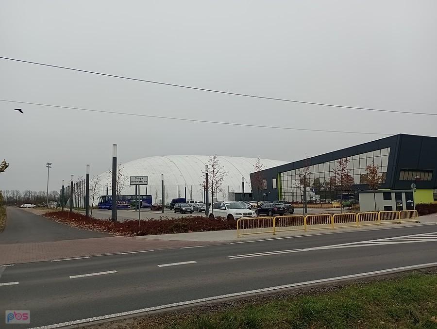 W Kaputach przy hali sportowej wyrósł wielki balon. Będzie gdzie ćwiczyć w chłodne dni