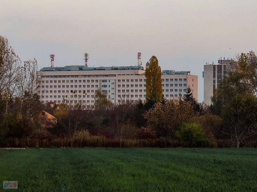 Widok na Onkologię zza Jeziorka Imielińskiego
