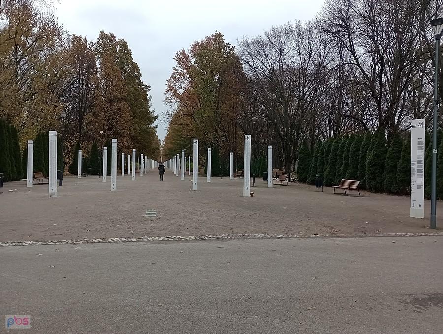 Alejka w parku. Na słupkach nazwiska osób poległych w powstaniu i zabitych w odwet mieszkańców Woli