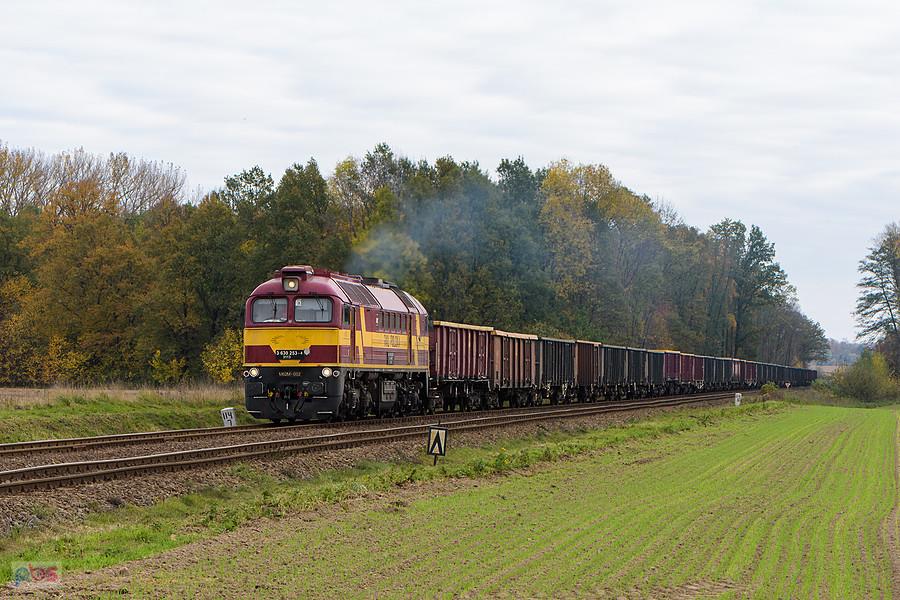 M62M-002 jedzie w kierunku Nysy szlakiem linii D29-137: Prudnik - Nowy Świętów, mijając obrzeża Łąki Prudnickiej.