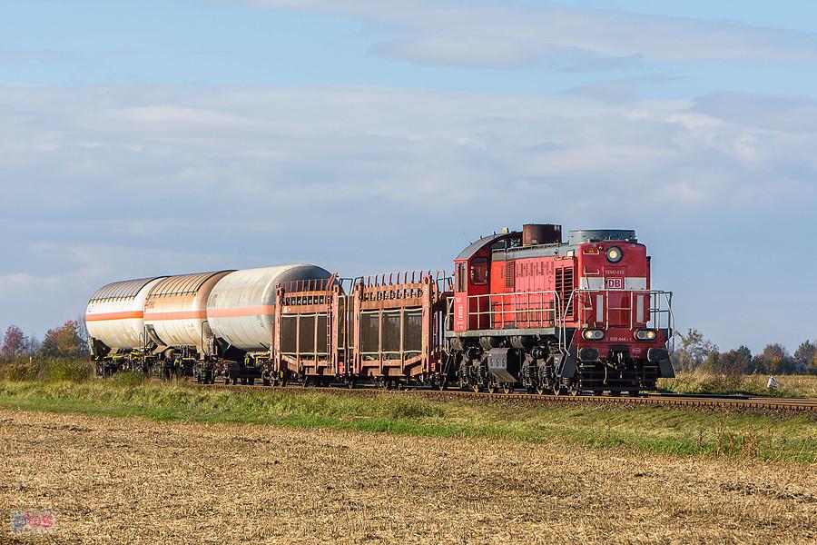 TEM2-013 jedzie szlakiem linii D29-137: Nowy Świętów - Prudnik, mijając Szybowice.