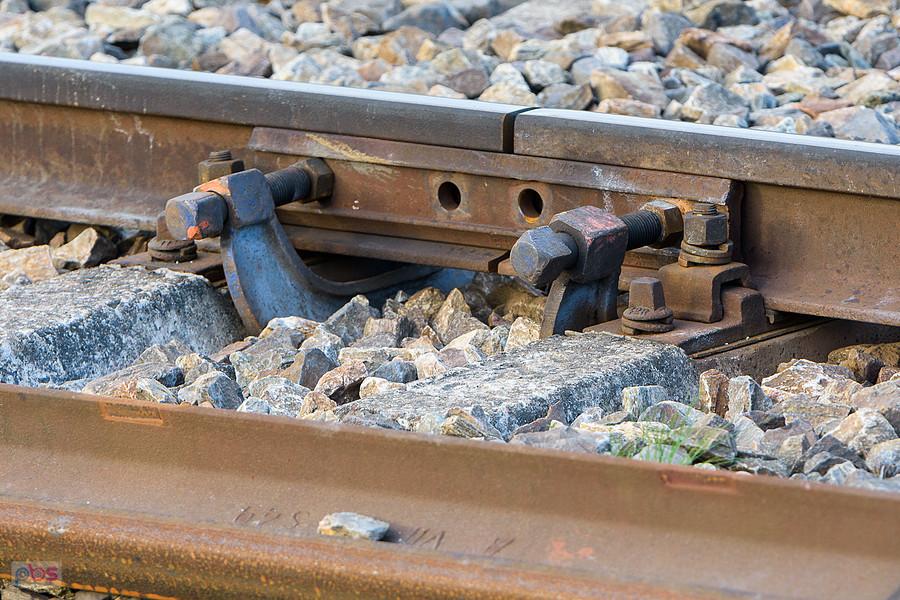 Przerwa dylatacyjna i tymczasowe połączenie torów na szlaku linii D29-137, pewnie zostało po wrześniowych podtopieniach.