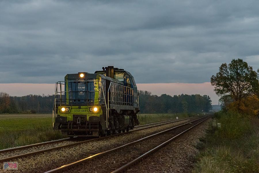 ST48-069 na szlaku Prudnik - Nowy Świętów mija Szybowice, maszyna wracała po pracy na popychu poprzedniego