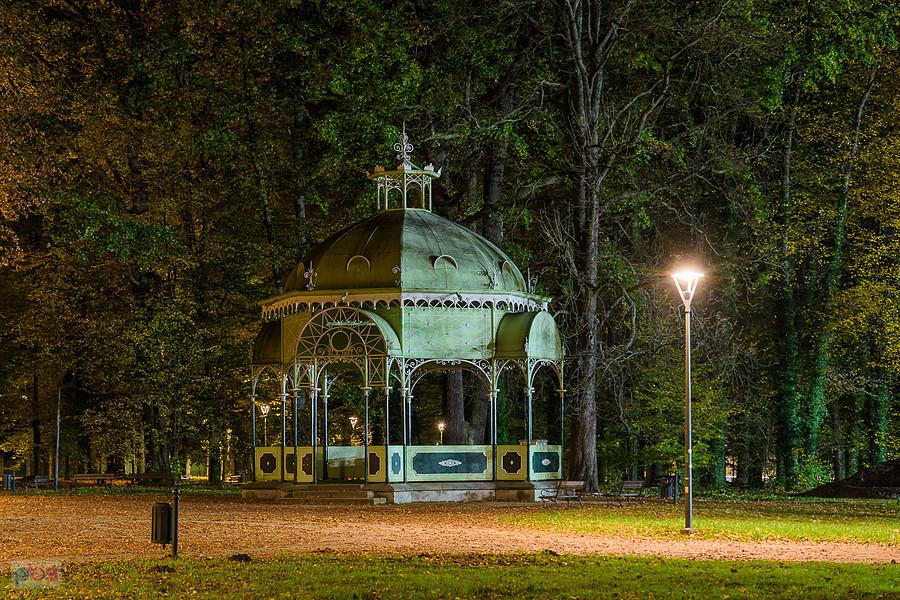 Zabytkowa altana muzyczna z 1887 roku w parku miejskim, w Prudniku.