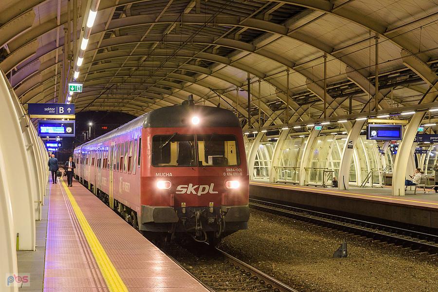 SN84-001 "Mucha" jako poc. TLK 63106 "Szczeliniec" relacji: Jelenia Góra - Kraków Główny oczekuje na odjazd ze stacji Gliwice.