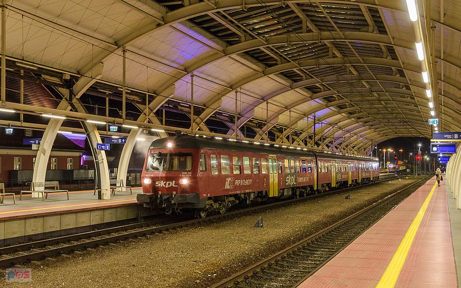 SN84-001 "Mucha" jako poc. TLK 63106 "Szczeliniec" relacji: Jelenia Góra - Kraków Główny oczekuje na odjazd ze stacji Gliwice.
