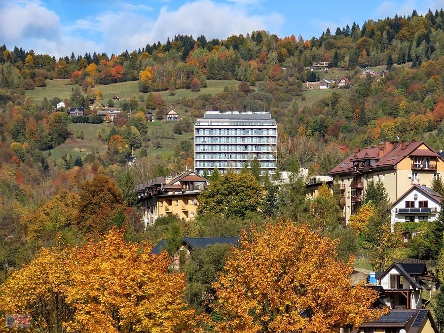 Hutnik czyli Pieniny Grand, a u góry pod lasem Bacówka PTTK pod Bereśnikiem