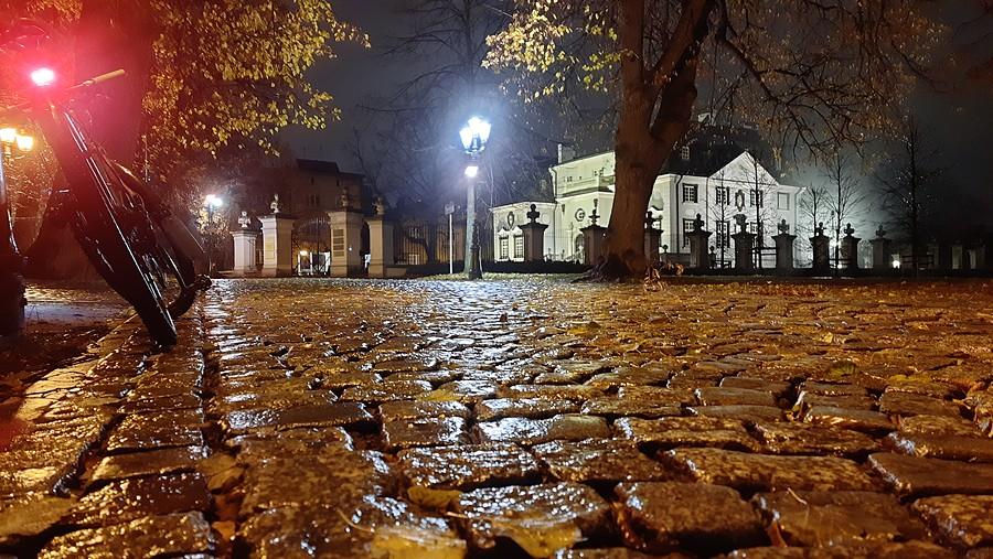 Bruk śliski niczym brzuch ryby.