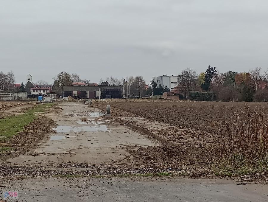 W drugą stronę widać zarys jakiejś drogi, teraz raczej trudna do przejechania