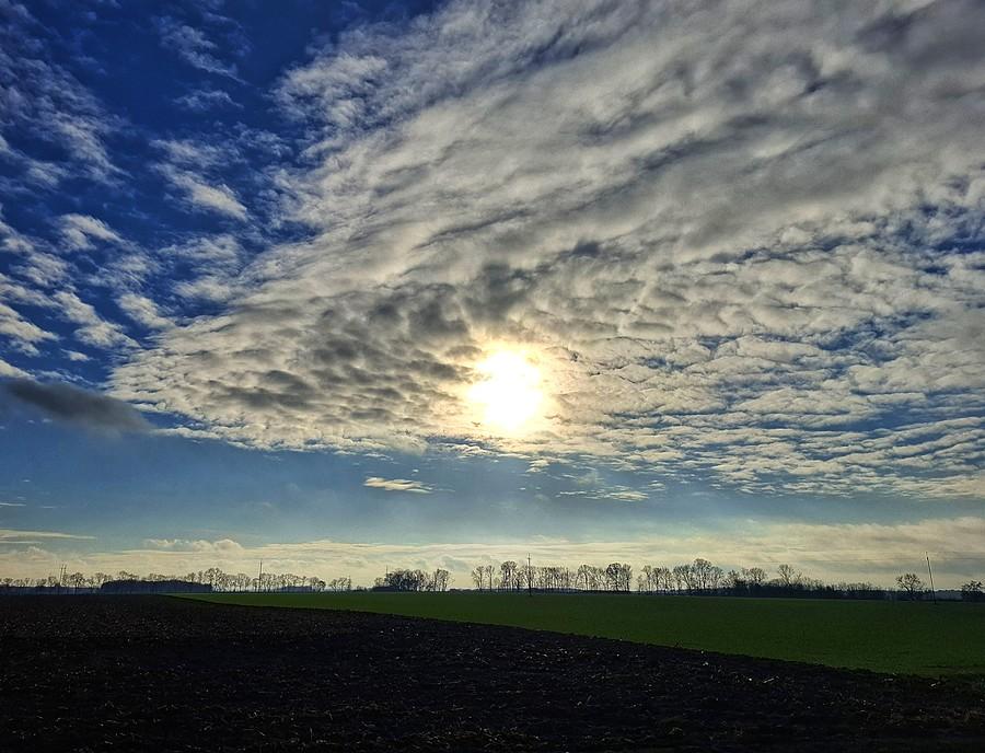 Słońce nad polami