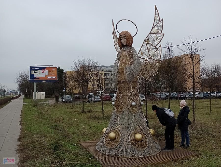 Świąteczny anioł w parku Górczewska