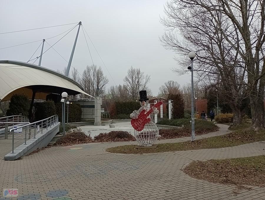 A tu bałwanek z gitarą