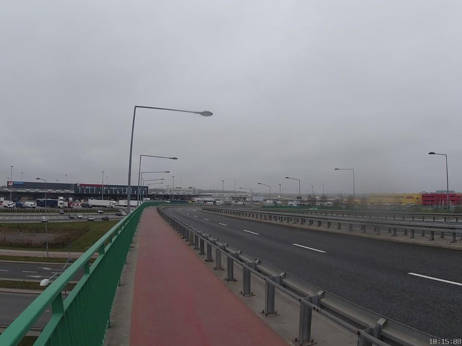 Terminale Cargo po lewej, po prawej DHL
