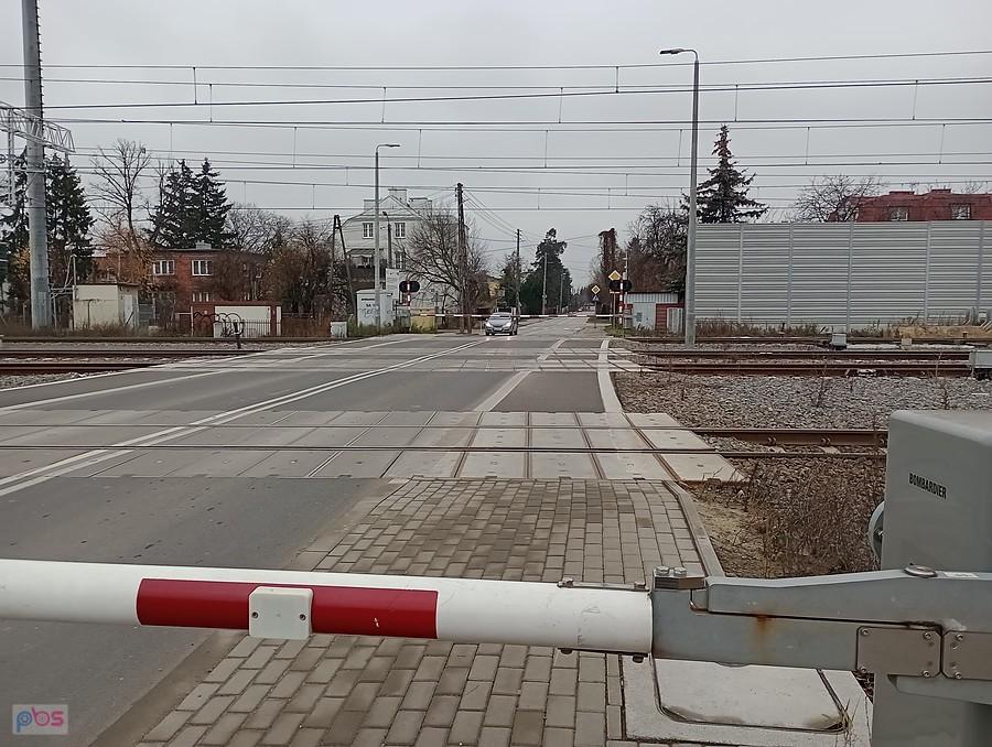 Przejazd kolejowy w Ożarowie. Pociąg odjechał zanim wyjęłam telefon