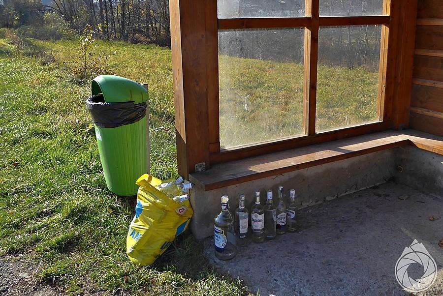 pozostałości po dobrym weekendzie góralskim na lokalnym przystanku
